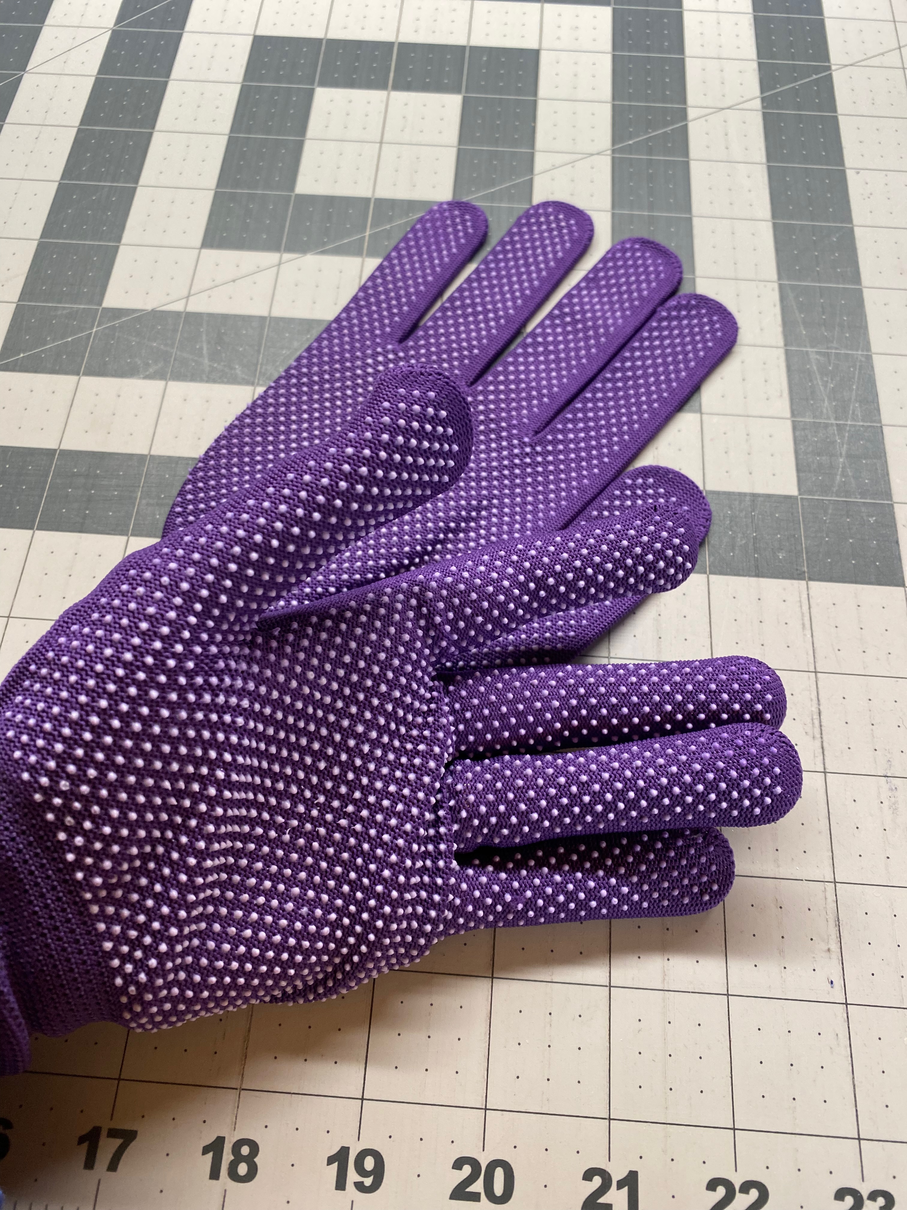 Gypsy Quilter - Hold Steady Quilting Gloves for Free Motion Quilting - Dots on Palm and Fingers - Image - Quiltblox.com